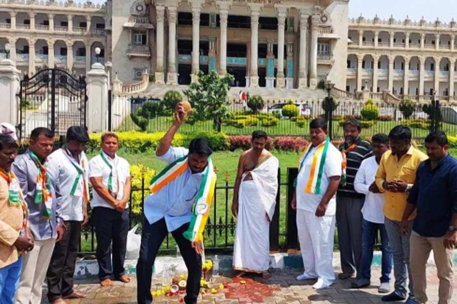 Congress workers in Karnataka uses cow urine in Vidhana Soudha as BJP term ends