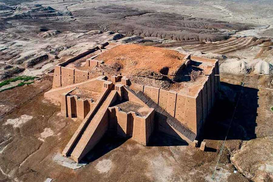 সময়ের আঁচ এসে পড়েছিল উরের গ্রেট জ়িগুরাতেও। ভগ্নপ্রায় হয়ে গিয়েছিল ৪০০০ বছরের পুরনো এই জ়িগুরাত। পরে তা বেশ কয়েক বার পুনর্গঠন করা হয়।