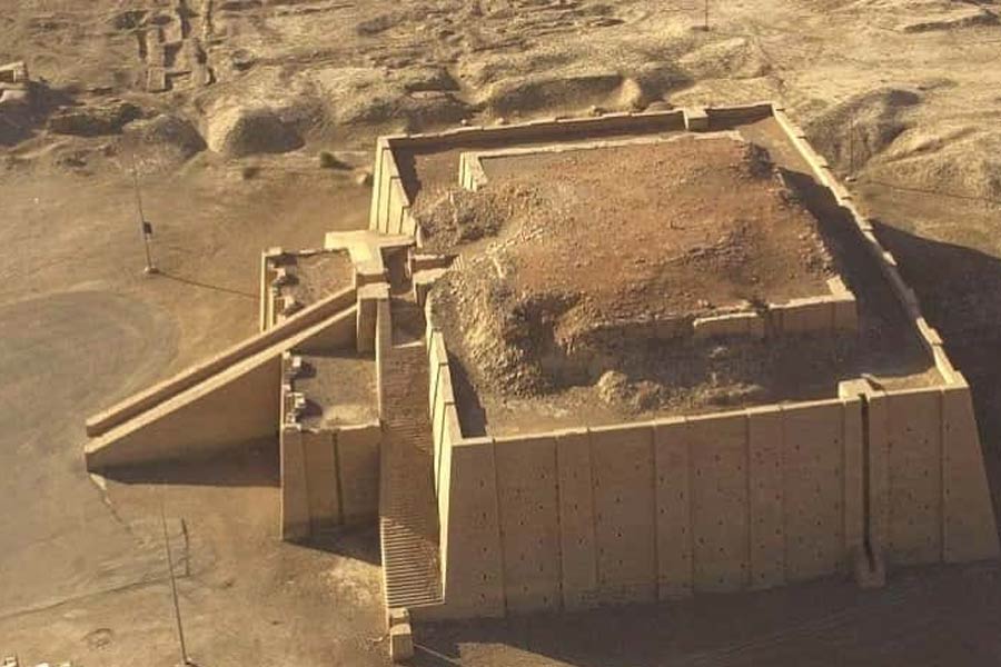 উরের জ়িগুরাতের উচ্চতা প্রায় ১০০ ফুট। শহরের শীর্ষবিন্দু এটি। এখান থেকে প্রায় সারা শহর দেখা যায়।