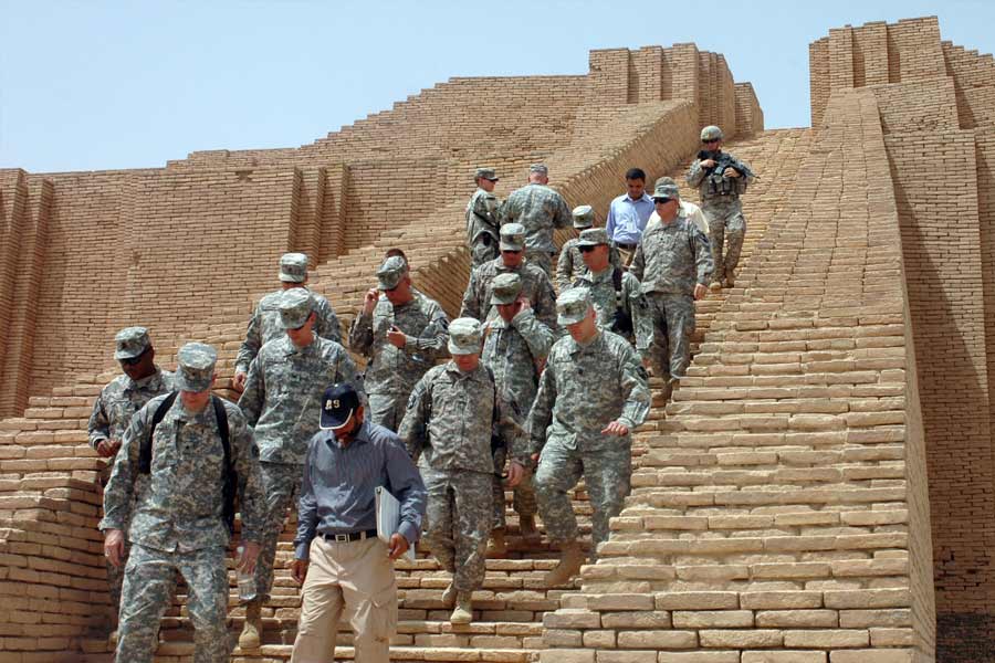 উরের জ়িগুরাতের দৈর্ঘ্য ২১০ ফুট। প্রস্থ ১৫০ ফুট। তবে ৪০০০ বছর আগে এর উচ্চতা কত ছিল, তা আর জানা যায় না। কারণ এই জ়িগুরাতের মাথা ক্ষয়ে ভেঙে গিয়েছে।