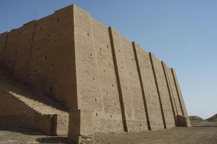 এই উরের জ়িগুরাতের গঠনশৈলি দেখে আজও বিস্মিত হন ইতিহাসবিদেরা। এর ভিত্তি তৈরি হয়েছে কয়েক লক্ষ মাটির ইট দিয়ে। এক একটির ওজন প্রায় ১৫ কেজি।