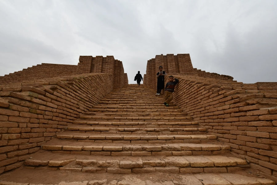 নির্মাণের দেড় হাজার বছর পর ধ্বংস হয়ে গিয়েছিল উরের গ্রেট জ়িগুরাত। খ্রিস্ট জন্মের ৬০০ বছর আগে নব্য-ব্যাবিলনীয় যুগে পুনর্নির্মাণ করা হয় এটি। তখন সম্রাট নবোদিনাস ছিলেন ক্ষমতায়।