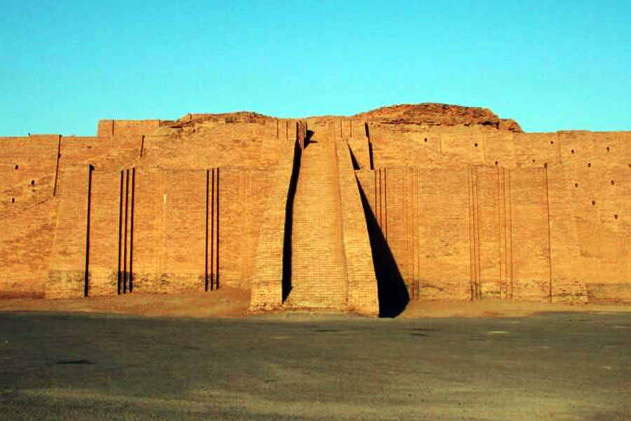 প্রথম যখন তৈরি হয়েছিল উরের জ়িগুরাত, তখন মাটির ইট ব্যবহার করা হয়েছিল। বৃষ্টিতে সেই ইটে ক্ষয় ধরে। রোদে ফাটল ধরে। ইতিহাসবিদেরা মনে করেন, সে কারণেই ধসে গিয়েছিল উরের গ্রেট জ়িগুরাত।