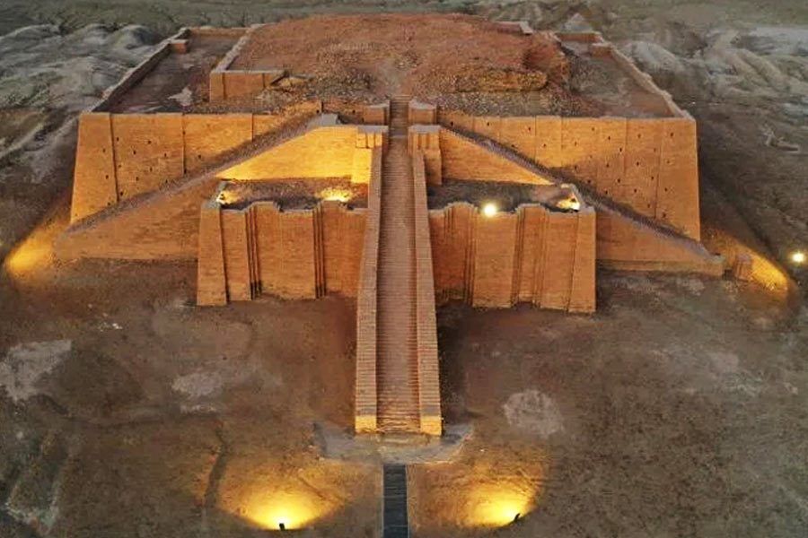 নব্য ব্যাবিলনীয় যুগে যখন পুনর্নির্মাণ হয় এই জ়িগুরাতের, তখন সিমেন্ট ব্যবহার করা হয়েছিল। ক্রমে ক্রমে সংস্কারের সময় একের পর এক উপাদান যুক্ত করা হয় এই জ়িগুরাতে, যার সঙ্গে এর প্রাচীন নির্মাণের কোনও মিল নেই।