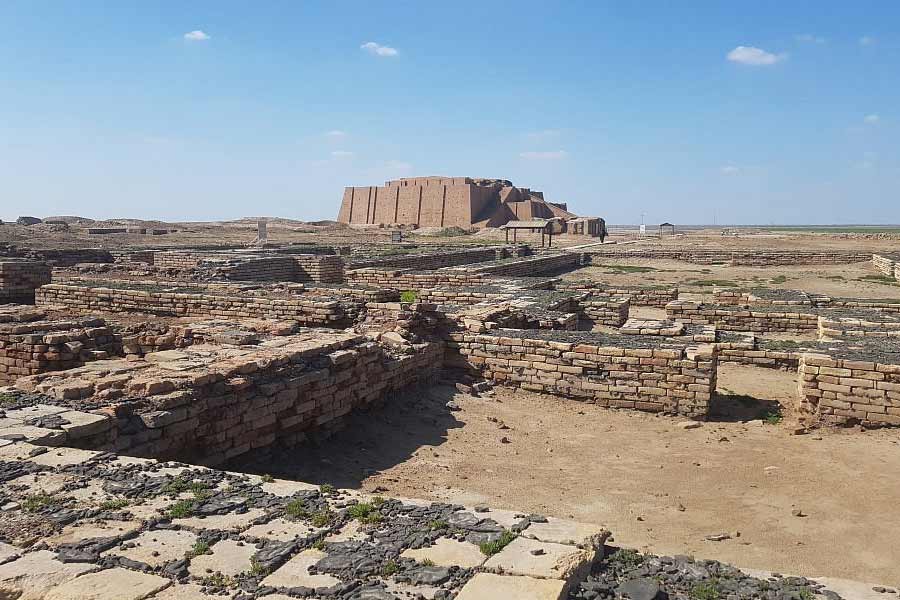  খ্রিস্ট জন্মের ৪০০ বছর আগে ইউফ্রেটিস নদী গতিপথ পরিবর্তন করে। মেসোপটেমীয় সভ্যতা এই টাইগ্রিস এবং ইউফ্রেটিস নদীর দান। সেই ইউফ্রেটিস নদীর গতিপথের পরিবর্তনের ফলে ধ্বংস হয়ে যায় উর শহর।