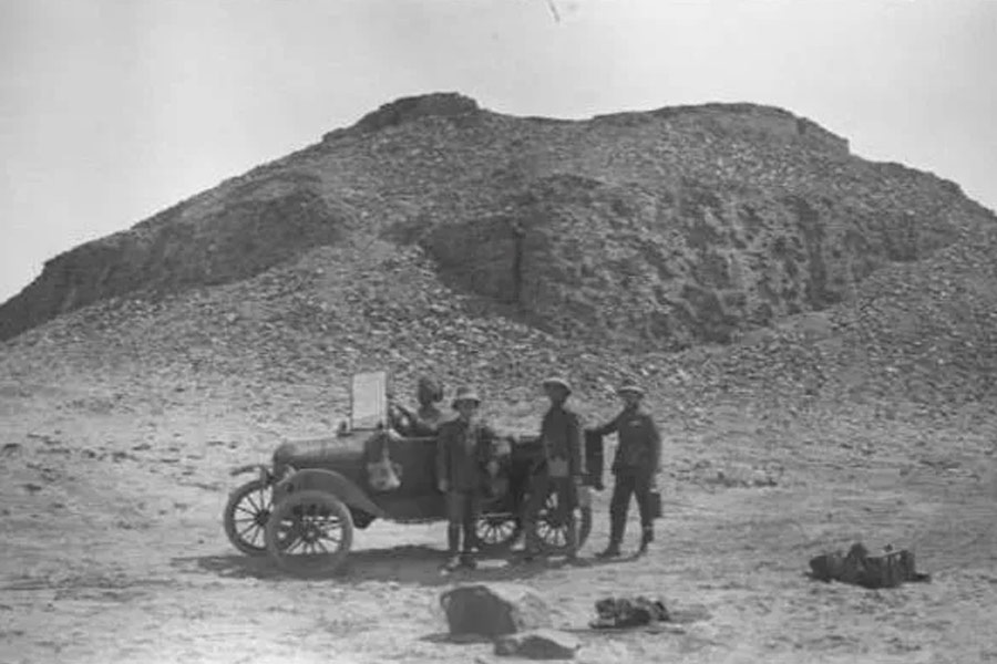 তার পরেও বাঁচেনি জ়িগুরাত। অন্তত ৪০০টি বুলেটের দাগ রয়েছে এর গায়ে। আশপাশের বিস্ফোরণেও কেঁপে উঠেছিল এই সৌধ।