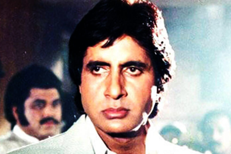 চলতি বছরের ফেব্রুয়ারিতে সংবাদমাধ্যমের দাবি ছিল, ৩৩৯০ কোটি টাকার মালিক তিনি। তবে এককালে দেউলিয়া হয়ে গিয়েছিলেন অমিতাভ বচ্চন।