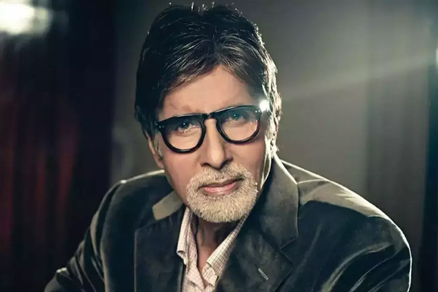 সত্তর-আশির দশকে অমিতাভের কাঁধে ভর দিয়ে বহু সিনেমার তরী তীরে ভিড়েছিল। ফরাসি পরিচালক  ফ্রাঁসোয়া ত্রুফোর সেই ‘ওয়ান ম্যান ইন্ডাস্ট্রি’ অমিতাভের ঘাড়ে বিপুল ঋণের বোঝা চেপে বসেছিল।