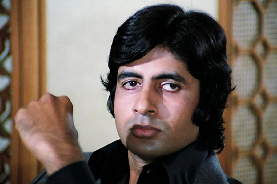 নব্বইয়ের দশকে অভিনয়ের পাশাপাশি ইভেন্ট ম্যানেজ়মেন্ট, সিনেমা তৈরি করা ছাড়া ডিস্ট্রিবিউশনের কাজেও মন দিয়েছিলেন অমিতাভ। ১৯৯৬ সালে যাত্রা শুরু করেছিল তাঁর সংস্থা অমিতাভ বচ্চন কর্পোরেশন (এবিসিএল)।