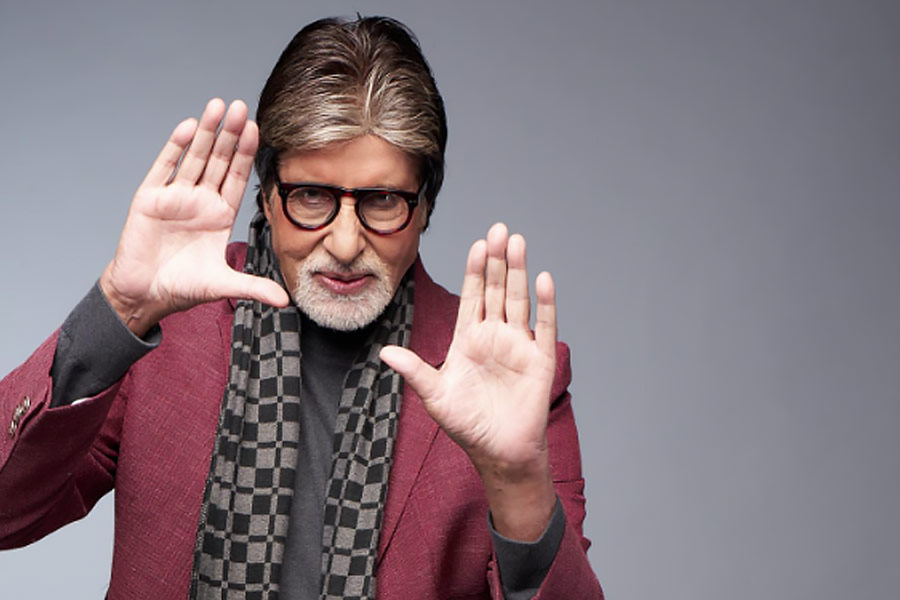 যাত্রা শুরুর বছর তিনেকের মধ্যে মুখ থুবড়ে পড়েছিল অমিতাভের সাধের এবিসিএল। আর্থিক দুর্দশায় পড়েছিলেন খোদ অমিতাভ। একে ৯০ কোটির দেনার বোঝা, তায় মামলা ঝুলছিল ৫৫টি। হাতে কোনও ছবি না থাকায় আয়ের পথও প্রায় বন্ধ।