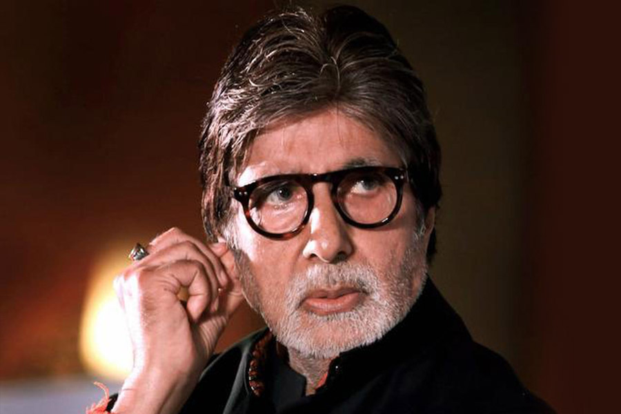 অমিতাভের কণ্ঠে ছিল আবেগের ছোঁয়া। বলেছিলেন, ‘‘কোটি কোটি টাকা দেনার দায় চেপেছিল। আয়ের সমস্ত দরজা বন্ধ। নিজের ব্যাঙ্ক ব্যালান্স শূন্যে নেমে গিয়েছিল।’’