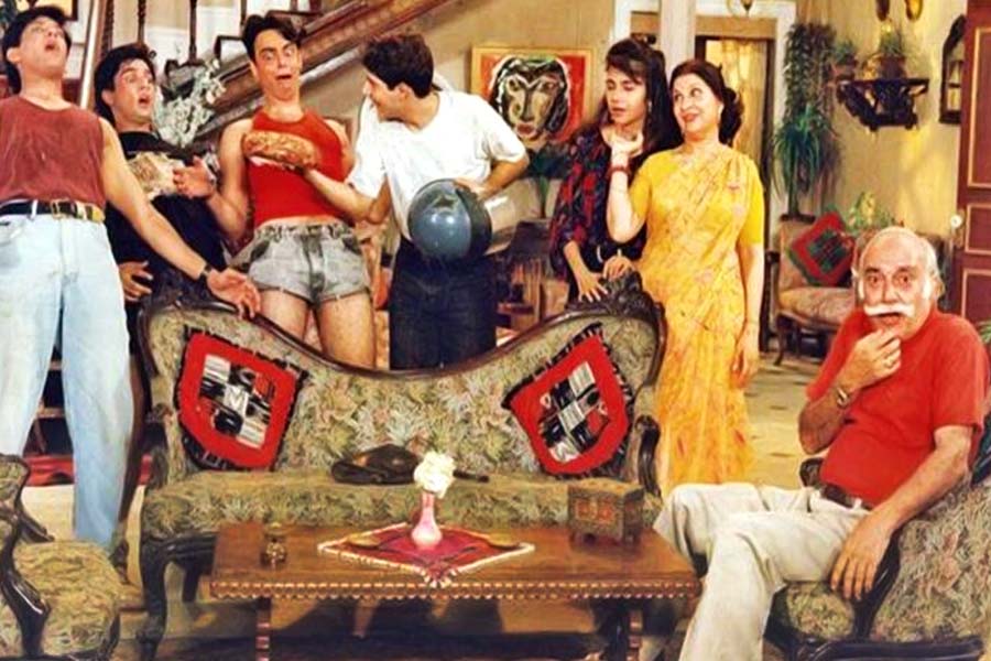 সংবাদমাধ্যমের প্রতিবেদনে দাবি, এবিসিএলে চরম অব্যবস্থার জেরেই সংস্থার ঘাড়ে বিপুল ঋণের বোঝা চেপে বসেছিল। সিইও সঞ্জীব গুপ্তর কাঁধেও সে দায় বর্তায়। অথচ এককালে ‘দেখ ভাই দেখ’-এর মতো জনপ্রিয় ধারাবাহিক  তৈরি করেছিল এবিসিএল।