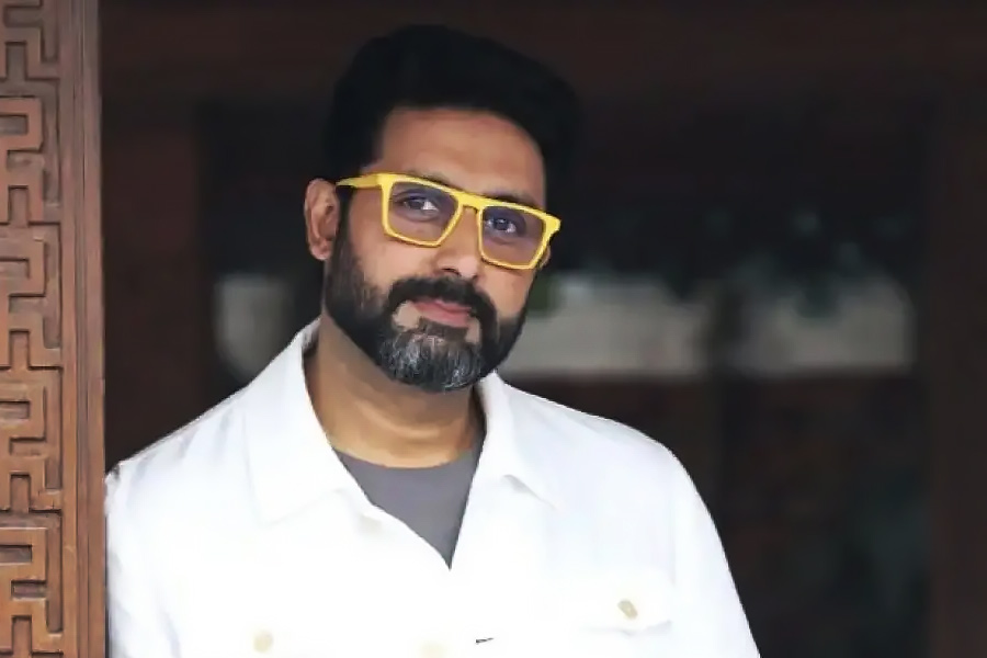 তার প্রভাব পড়েছিল অমিতাভের সংসারেও। সে সময় আমেরিকার বস্টনে পড়াশোনায় ব্যস্ত ছিলেন ছেলে অভিষেক। পরে সংবাদমাধ্যমে তিনি বলেছিলেন, ‘‘কলেজ থেকে বাবার সঙ্গে কথা বলেছিলাম। সে সময় আর্থিক দুর্দশার মধ্যে ছিলেন বাবা। শিক্ষাগত যোগ্যতার বিচারে ওই সময় অভিজ্ঞ না হলেও ছেলে হিসাবে বাবার পাশে দাঁড়ানো জরুরি ছিল। সেটা মানসিক ভাবে হলেও... ।’’