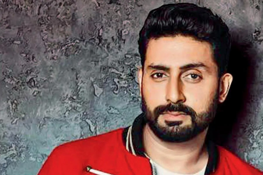 অভিষেক আরও বলেছিলেন, ‘‘কী ভাবে অন্ন জুটবে, সে চিন্তাও চেপে বসেছিল বাবার উপর। ওই সময় আমি তো আর বস্টনে বসে থাকতে পারছিলাম না! নিজেদের কর্মচারীদের থেকেও ধার নিতে হয়েছিল। বাবাকে ফোন করে বলেছিলাম, তোমার পাশে থাকতে, যে কোনও ভাবে সাহায্য করার জন্য কলেজের পড়াশোনা মাঝপথে ছেড়ে দেশে ফিরে যেতে চাই।’’