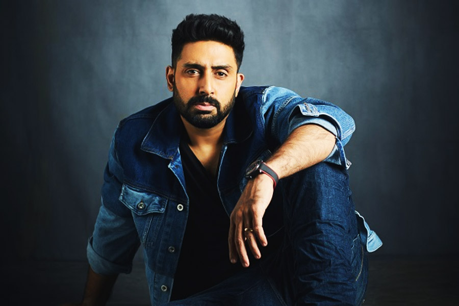 অভিষেকের ইচ্ছাপূরণ না হলেও অমিতাভের ঋণের বোঝা নেমে গিয়েছিল। ঋণের বোঝা নামাতে পরিচালক যশ চোপড়ার দ্বারস্থ হয়েছিলেন তিনি। যাতে যশের কোনও একটি ছবিতে তাঁকে সুযোগ দেন।