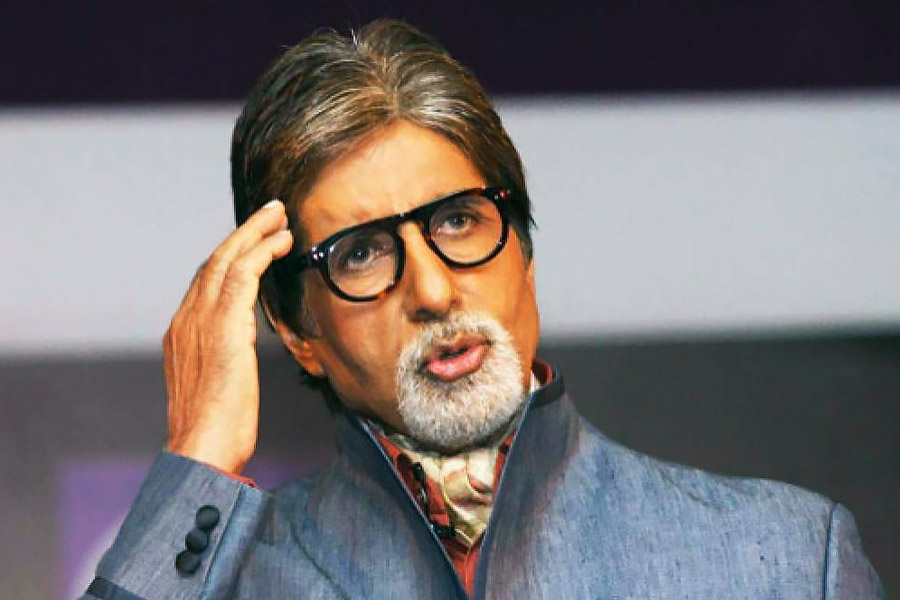 অমিতাভ বলেছিলেন, ‘‘সে দিনগুলোয় আমার কাছে কী কী পথ খোলা রয়েছে, তা বাছবিচার করতে বসেছিলাম। এক বার যশ’জির কাছে চলে গিয়েছিলাম। আমার বাড়ির পিছনেই ওঁর বাড়ি। কাজ দেওয়ার জন্য ওঁর কাছে অনুনয়-বিনয়ও করেছিলাম।’’