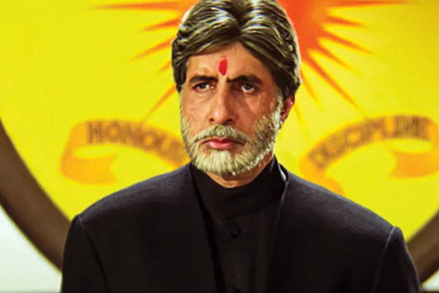 অমিতাভের অনুরোধ রেখেছিলেন যশ। ছেলে আদিত্য চোপড়ার পরিচালনায় একাধিক তারকার সঙ্গে অমিতাভকে দেখা গিয়েছিল ‘মহব্বতেঁ’-এর নারায়ণ শঙ্করের ভূমিকায়। তত দিন ‘দিলওয়ালে দুলহানিয়া লে যায়েঙ্গে’-র মতো বাণিজ্যসফল ছবি তৈরি করে ফেলেছেন আদিত্য।