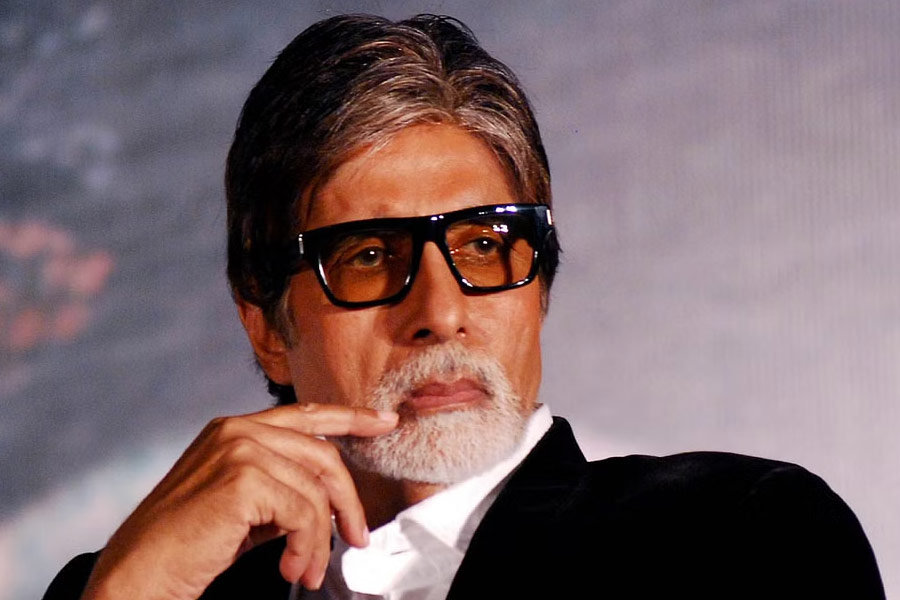 ধীরুভাই সাহায্যের হাত বাড়ালে তাতে সুরাহা হত  বলে জানিয়েছিলেন অমিতাভ। তাঁর কথায়, ‘‘তিনি (ধীরুভাই) যে অর্থসাহায্য করতেন, তাতে তাঁর সব সমস্যার সমাধান হত । তবে আমার মনে হয়েছিল, ওঁর (ধীরুভাই) দান নিতে পারব না।’’