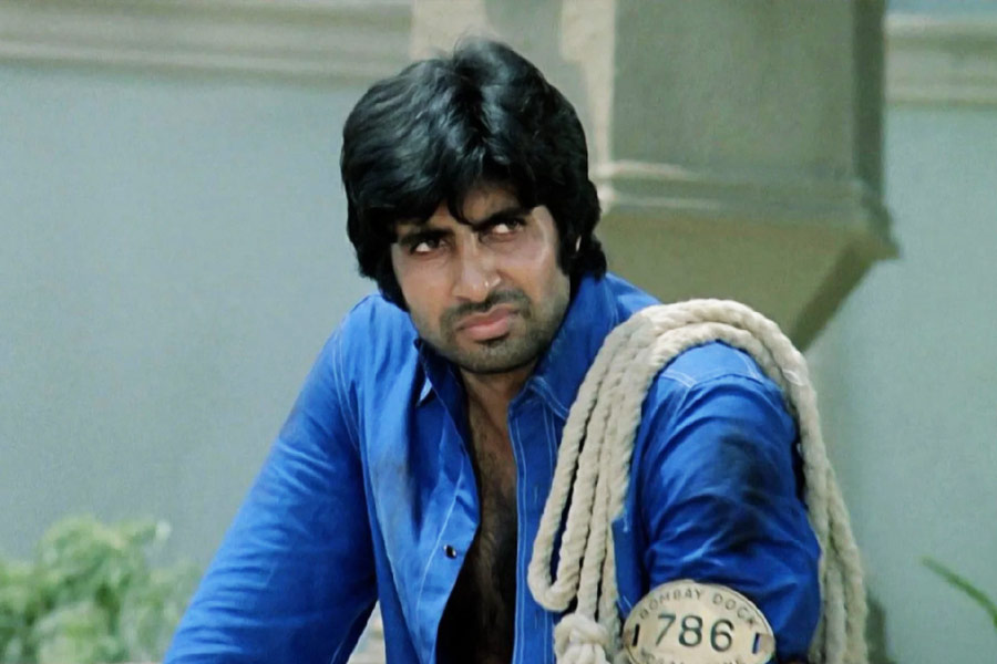 ধীরুভাইয়ের সাহায্যে নিতে অস্বীকার করলেও পর্দার নায়কের মতোই নিজের জীবনে ঘুরে দাঁড়িয়েছিলেন অমিতাভ। যশ চোপড়ার প্রযোজিত ‘মোহব্বতেঁ’ বক্স অফিসে বিপুল মুনাফা কামিয়েছিল। অমিতাভ বলেছিলেন, ‘‘দেউলিয়া হওয়ার পর ভাবতে বসেছিলাম, ‘কী কী  করতে পারি আমি?’ নিজেকে বলেছিলাম, ‘আমি অভিনেতা। অভিনয়ই করব।’ সেটাই করেছিলাম।’’