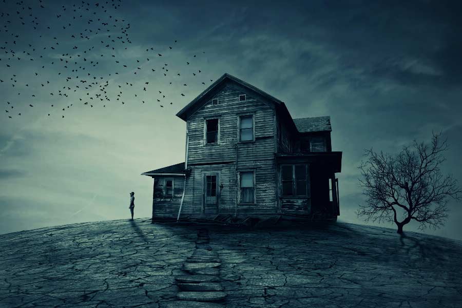 এর পর থেকে ওই বাড়িতে নাকি রহস্যময় এক তরুণীকে রাতের বেলা দেখা যেতে থাকে। সেই সঙ্গে ওই বাড়ি থেকে ভেসে আসতে থাকে অদ্ভুত সব শব্দ। এমন কথাও রটে যে, কেউ কেউ সাহস করে রাতে আয়েশা ভিলায় ঢুকেছিলেন, কিন্তু তাঁদের কাউকেই নাকি আর সেখান থেকে বেরোতে দেখা যায়নি।