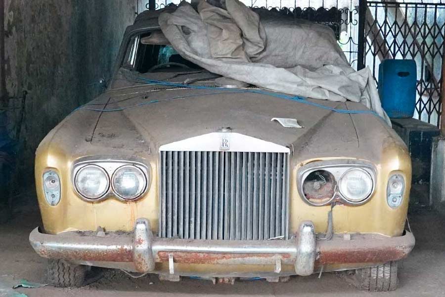  আয়েশা ভিলার গ্যারাজে রোলস রয়েস গাড়িটি আজও পড়ে রয়েছে। স্থানীয়দের ধারণা, গাড়িটিও বেশ গোলমেলে। পরিত্যক্ত ভিলার গ্যারাজে গাড়িটিকে আজও দেখা যায়। কাচ ভাঙা, টায়ার ফুটো বিধ্বস্ত গাড়িটিকে কেউ সেখান থেকে সরায়নি (না কি, সরাতে পারেনি?)। আজ পর্যন্ত কেউই গাড়িটির মালিকানাও দাবি করেননি।