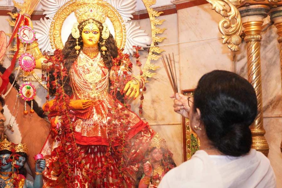 An image of Mamata Banerjee worshipping