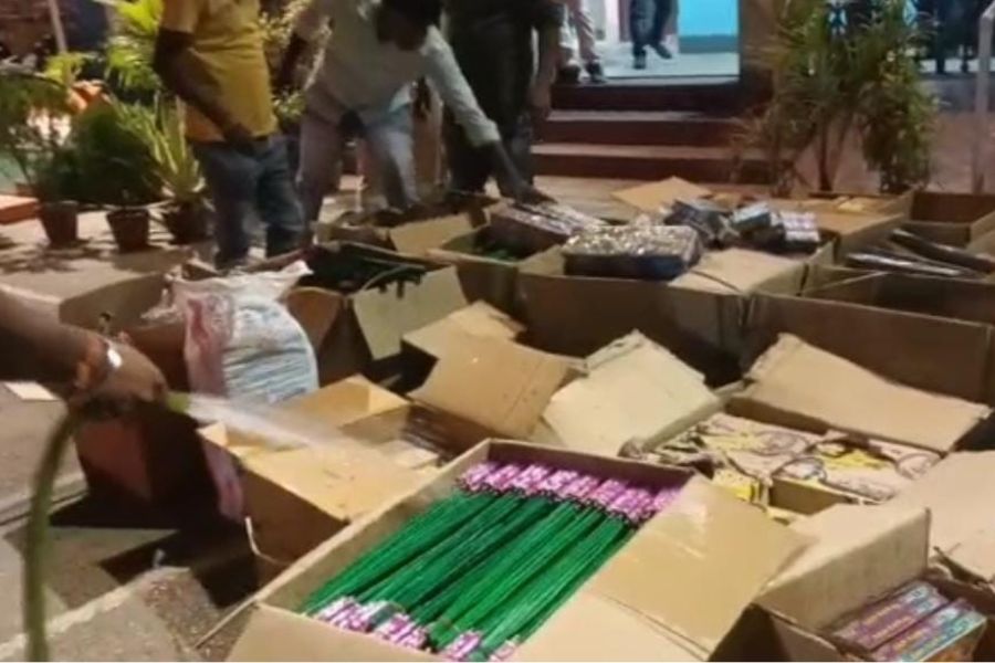 বাজিতে জল ঢেলে চলছে নিষ্ক্রিয় করার কাজ।