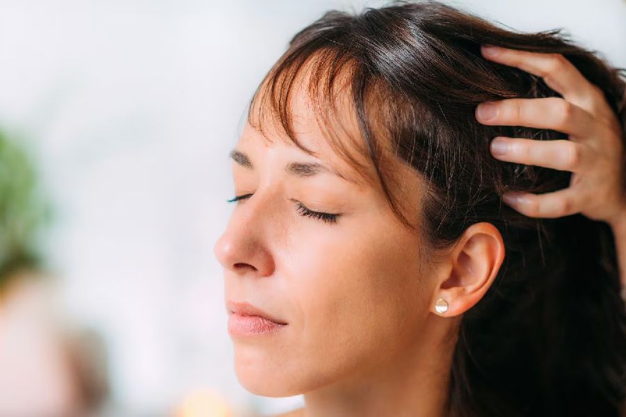 Image of oiling hair