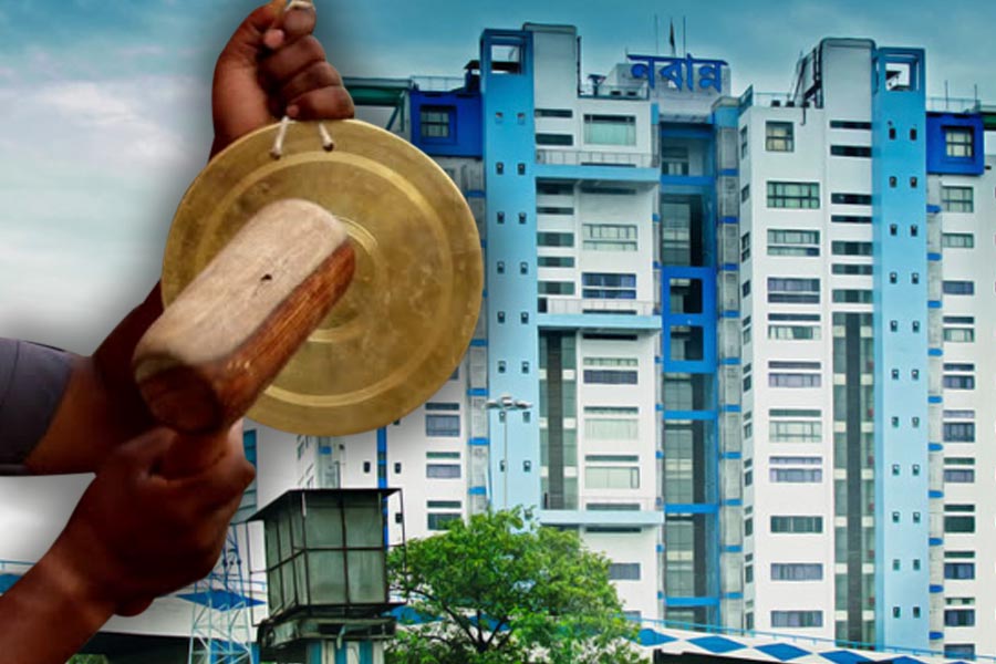 বলাই বাহুল্য, কর্মচারীদের মধ্যে এখন যারপরনাই খুশির আবহ। রাজ্যের কাছে ছুটির আবেদনের নেপথ্যে দাবি ছিল তাঁদেরই বড় এক অংশের। 