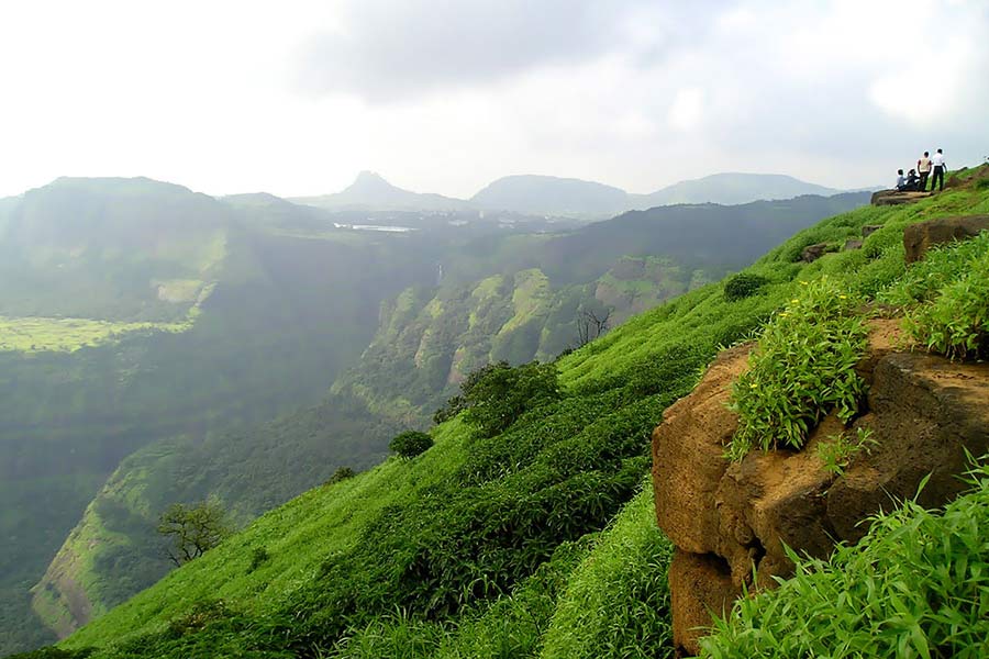 মহারাষ্ট্রের মুম্বই-পুণে এক্সপ্রেসওয়ের উপরেই পাহাড় আর অরণ্য ঘেরা লোনাভলা সে রাজ্যের অন্যতম পর্যটনস্থল। পুণে থেকে এর দূরত্ব ৬৪ কিলোমিটার এবং মুম্বই থেকে ৯৬ কিলোমিটার। দুই শহরের সংযোগকারী এক্সপ্রেসওয়ের উপরে অবস্থিত লোনাভালা যেন নাগরিক কোলাহল থেকে স্বস্তির শ্বাস নেওয়ার জায়গা। কিন্তু চোখজুড়োনো প্রাকৃতিক দৃশ্যের অন্তরালে লোনাভলা ঘিরে আছে বেশ কিছু রহস্যও। এই সব রহস্যকে কেন্দ্র করে পল্লবিত হয়েছে অজস্র অতিপ্রাকৃত কাহিনি।