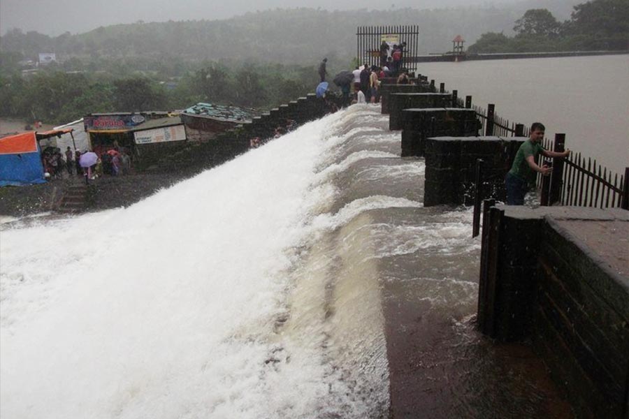 সব থেকে বেশি কাহিনি পল্লবিত হয়েছে ভুশি বাঁধকে ঘিরে। ১৮৬০ সালে গ্রেট ইন্ডিয়ান পেনিনসুলার রেলওয়ে এই বাঁধ এবং জলাধারটি তৈরি করে স্টিম ইঞ্জিনে জলের জোগান দেওয়ার জন্য। ২০১৪-য় ভারতীয় রেল এটিকে পর্যটন কেন্দ্র হিসেবে গড়ে তোলার সিদ্ধান্ত নেয়। কিন্তু ভুশি বাঁধ এবং জলাধারে পর্যটকদের মৃত্যু একটি নৈমিত্তিক ঘটনা। ২০১৭ থেকে ২০২২-এর মধ্যেই ২৯ জন মানুষ এখানে জলে ডুবে মারা গিয়েছেন। সমাজমাধ্যমে সফর সংক্রান্ত অনেক সাইটই এই বাঁধকে ‘বিপজ্জনক’ বলে বর্ণনা করেছে।