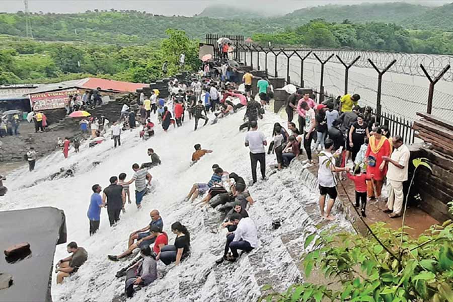 এই জলাধারকে ‘ড্যাম অফ ডেথস’ বলেও ডাকা হয় ইদানীং। কেন বার বার এই বাঁধেই মৃত্যু ঘটে পর্যটকদের? স্থানীয় বাসিন্দারা অনেকেই ‘প্রেতাত্মার অভিশাপ’-জাতীয় কাহিনি ফাঁদলেও এই বাঁধে মৃত্যুর ঘটনা কিছুতেই রোধ করা যায়নি। প্রশাসন থেকে কড়া নিয়মকানুন জারি করার পরেও এখানে দুর্ঘটনা ঘটেছে। সংবাদমাধ্যমের দাবি, যথাযথ নজরদারির অভাব এবং নিরাপত্তামূলক পদক্ষেপে অবহেলার কারণেই এখানে একের পর এক দুর্ঘটনা ঘটে চলেছে। স্থানীয় কিংবদন্তিগুলি আসলে ভিত্তিহীন।