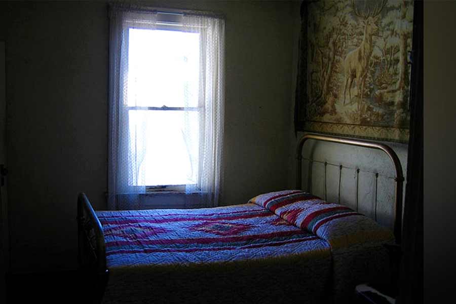  লোনাভলায় নাকি একাধিক হোটেল রয়েছে, যেখানে প্রায়শই ‘তেনাদের’ উপস্থিতি টের পাওয়া যায়। এই সব ‘ভৌতিক’ হোটেলকে ঘিরে ‘ভূতশিকারি’-দের এক সমান্তরাল পর্যটন লোনাভলায় গড়ে উঠেছে, এমন কথাও অনেকে বলে থাকেন।