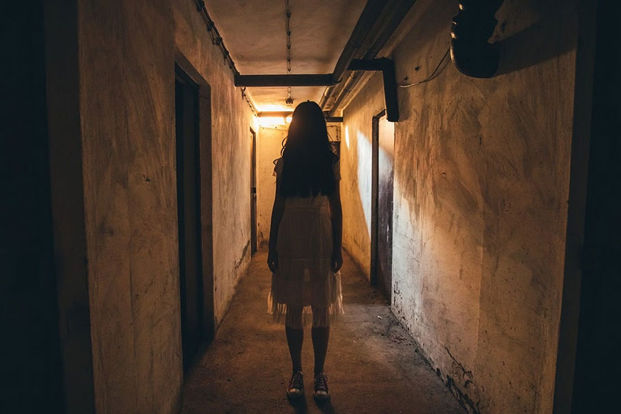 যে হোটেলটিকে ঘিরে সব থেকে বেশি ‘ভূতুড়ে’ কাহিনি ছড়িয়েছে, সেটির নাম হোটেল রাজকিরণ। স্থানীয় জনশ্রুতি, এই হোটেলের একটি বিশেষ ঘর নাকি বেশ গোলমেলে। সেই ঘরে যাঁরা ওঠেন, তাঁরা নাকি নানা রকম ব্যাখ্যাতীত অভিজ্ঞতার শিকার হন।