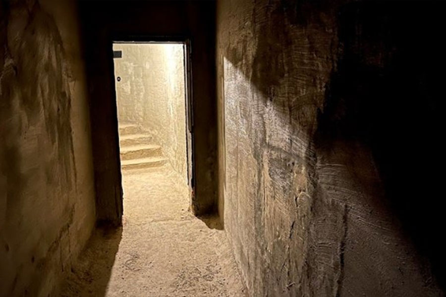 এক নববিবাহিত দম্পতি তাঁদের মধুচন্দ্রিমা কাটাতে এই ঘরটিতে উঠেছিলেন। মাঝরাতে নাকি তাঁরা টের পান, কেউ তাঁদের বিছানার চাদর ধরে টানছে। আতঙ্কে জেগে উঠে তাঁরা আলো জ্বালেন। দেখতে পান, কেউ কোত্থাও নেই। আর থাকবেই বা কী করে! ঘরের দরজা ভিতর থেকে বন্ধই ছিল।