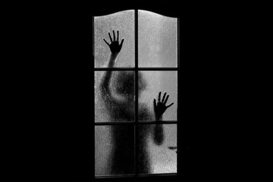 এই হোটেলে দু’জন পর্যটকের অন্য অভিজ্ঞতা হয়। তাঁরা তাঁদের পায়ের উপর এক নাকি অদ্ভুত নীল আলো পড়তে দেখেন। তাঁরা এতটাই আতঙ্কিত হয়ে পড়েন যে, পরে তাঁদের মনশ্চিকিৎসকের কাছে দৌড়তে হয়।