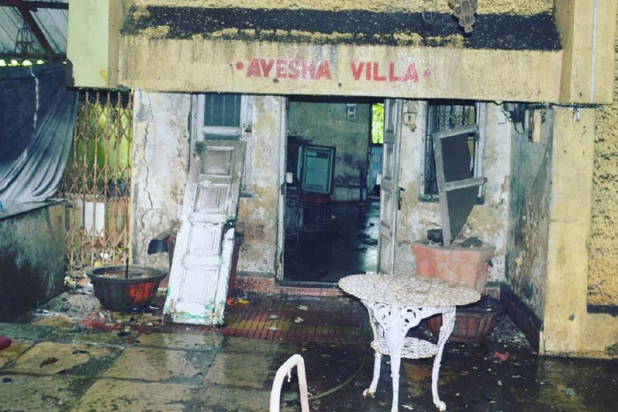 লোনাভলার আর একটি রহস্যময় জায়গা হল আয়েশা ভিলা। ‘ভূতুড়ে বাড়ি’ হিসেবে বদনাম রয়েছে এটিরও। এক সময়ে এখানে একটি পরিবার বাস করত, যার সদস্যদের কেউ বা কারা হত্যা করে পরিত্যক্ত বাড়িটিকে। তার পর থেকে স্থানীয়রা বাড়িটি এড়িয়েই চলেন।