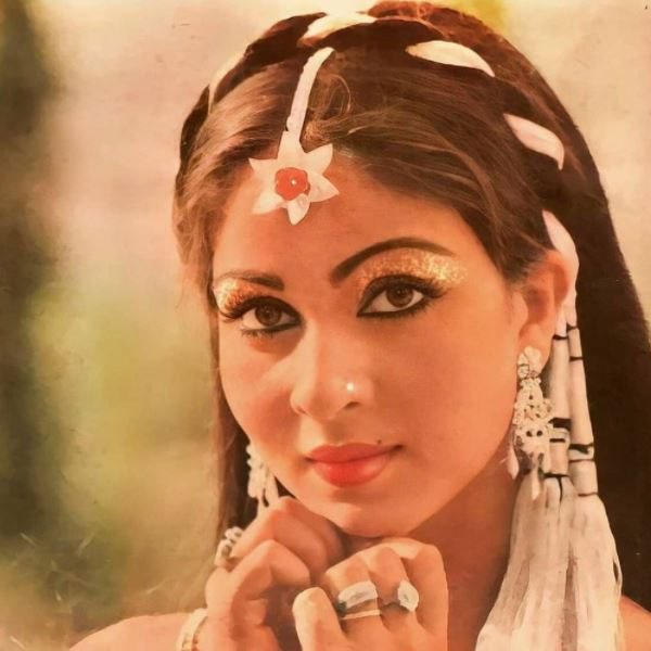 মেয়েকে বার বার সঞ্জয়ের সঙ্গে সম্পর্কে ইতি টানতে বলেন রতির বাবা। সঞ্জয় যে রতির জীবনসঙ্গী হিসাবে উপযুক্ত নন, তা রতিকে নানা ভাবে বোঝাতেন রতির বাবা। 