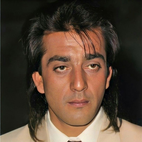 আলোকচিত্রীদের সঙ্গে যোগাযোগ করেন রতির বাবা। তাঁদের নির্দেশ দেন সঞ্জয়কে বিভিন্ন জায়গায় অনুসরণ করার। সঞ্জয় মাদক সেবনের পর যে ধরনের আচরণ করেন, তা ক্যামেরাবন্দি করার নির্দেশও দেন ভাড়া করা আলোকচিত্রীদের।