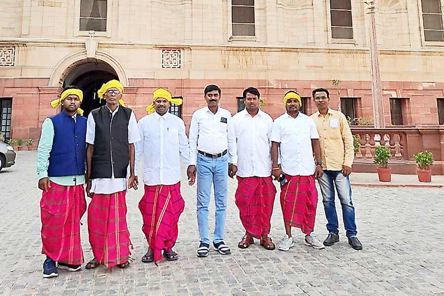 An image of  a group in front of Rastrapati Bhavan