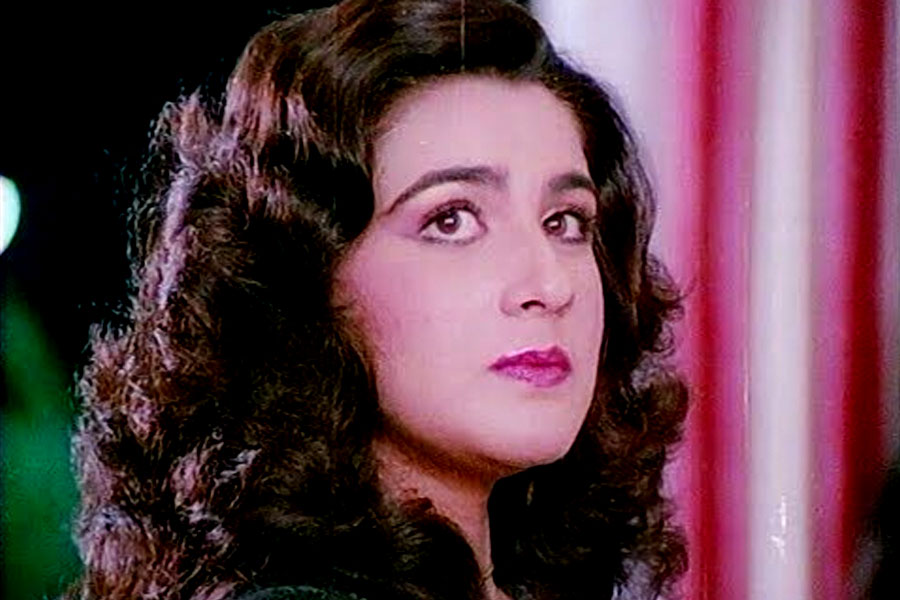 আশির দশক থেকেই একের পর এক হিট ছবিতে পর পর কাজ করে যাচ্ছিলেন অমৃতা। অমৃতা যে সময় তাঁর কেরিয়ার নিয়ে ব্যস্ত, সেই সময় ব্রিটেনে পড়াশোনা করতে গিয়েছিলেন সইফ। অভিনয়ের প্রতি তখন যদিও বিশেষ আগ্রহ ছিল না তাঁর।