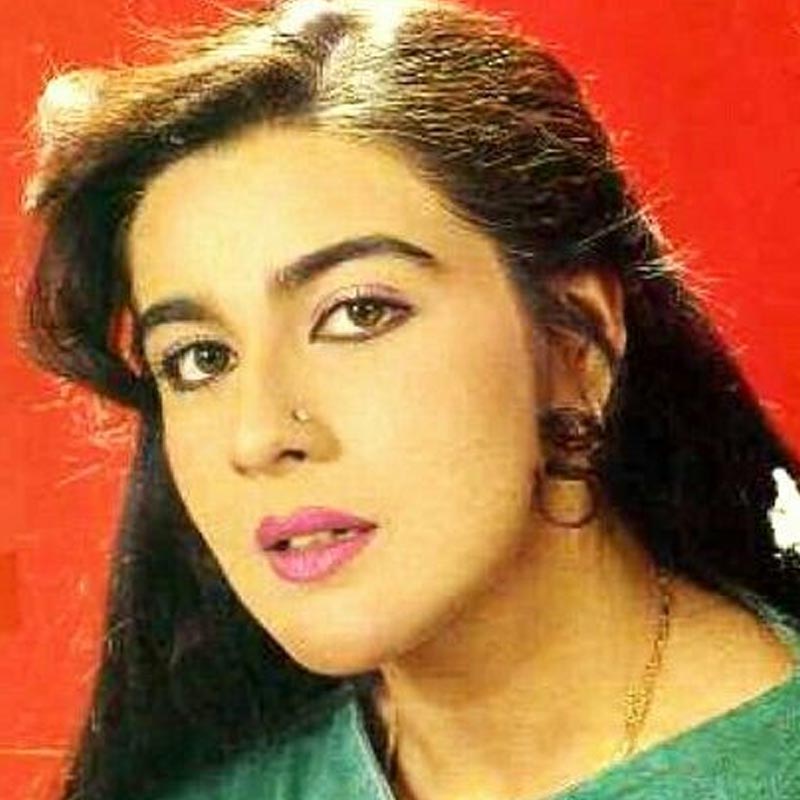 রাহুলের প্রিয় বান্ধবী ছিলেন অমৃতা। তাই ‘বেখুদি’ ছবির সেটে তাঁকে ডাকেন রাহুল। সেটে উপস্থিত সকল তারকা অমৃতার সঙ্গে ছবি তুলতে ব্যস্ত হয়ে পড়েন। সইফও বাদ ছিলেন না। ছবি তোলার সময় অমৃতার সঙ্গে সামান্য কথোপকথনও হয় সইফের।