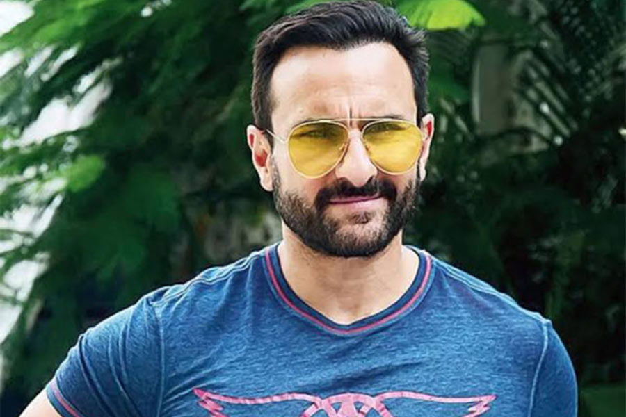 অমৃতাকে ডেটে নিয়ে যাওয়ার প্রস্তাব দেন সইফ। নৈশভোজের জন্য বাইরে যেতে চান বলেও জানান সইফ। কিন্তু সইফের প্রস্তাবে রাজি হননি নায়িকা। তিনি বলেন, ‘‘আমি বাড়ির বাইরে কোথাও নৈশভোজ করি না। তুমি চাইলে আমার বাড়ি আসতে পারো।’’