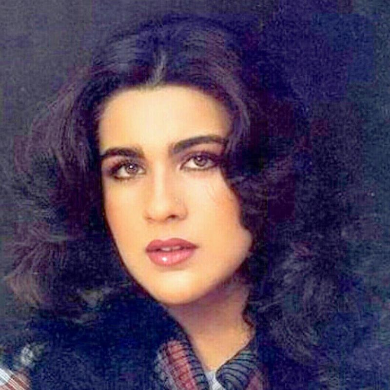 অমৃতার প্রস্তাব ফেরাতে পারেননি সইফ। বাইরে কোথাও নয়, বরং নায়িকার বাড়িতেই ডেট করেন দুই তারকা। এক পুরনো সাক্ষাৎকারে অমৃতা জানিয়েছিলেন, ডেট করতে গিয়ে সইফ নাকি টানা দু’দিন অমৃতার বাড়িতেই ছিলেন। দু’জনের কেউ নাকি চার দেওয়ালের বাইরে যাননি। 