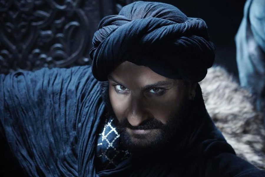 অমৃতার সঙ্গে সম্পর্কে জড়ানোর পরেই সইফের জীবনে বাধা আসে। ‘বেখুদি’ ছবি থেকে বাদ পড়েন তিনি। সইফের বিরুদ্ধে ছবি নির্মাতাদের অভিযোগ, সইফ নাকি ‘পেশাদার’ ছিলেন না। প্রয়োজনে ফোন করলেও পাওয়া যেত না অভিনেতাকে।