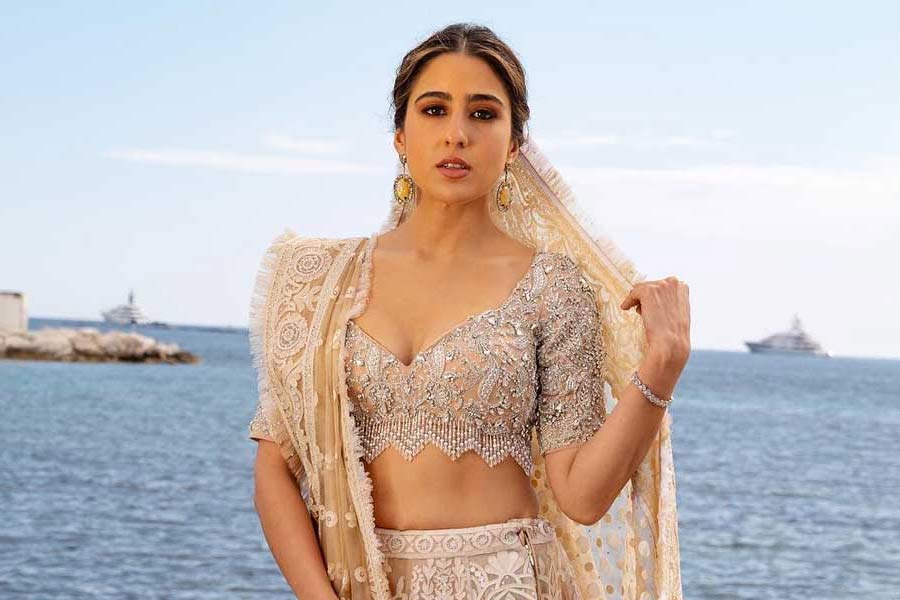 ১৯৯১ সালে অমৃতা যখন তাঁর কেরিয়ারে সাফল্যের চূড়ায়, সেই সময় সইফকে বিয়ে করেন তিনি। কিন্তু সইফ অভিনেতা হিসাবে সফল হতে পারেননি তখনও। সইফের প্রথম ছবি মুক্তির দু’বছর পর ১৯৯৫ সালে সইফ এবং অমৃতার কন্যা সারা আলি খানের জন্ম হয়।