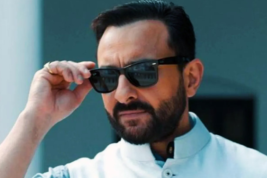 সইফ এক পুরনো সাক্ষাৎকারে অমৃতার সঙ্গে বিচ্ছেদ প্রসঙ্গে মুখ খুলেছিলেন। তিনি জানান, পাঁচ কোটি টাকার চুক্তিতে অমৃতার সঙ্গে বিচ্ছেদ হয় সইফের। বিচ্ছেদের পরেই আড়াই কোটি টাকা অমৃতার হাতে দেন তিনি। তার পর থেকে প্রতি মাসে এক লক্ষ টাকা করে দেওয়ার চুক্তি হয়। যত দিন না পর্যন্ত সারা এবং ইব্রাহিম নিজের পায়ে দাঁড়াচ্ছেন, তত দিন সইফকে প্রতি মাসে সমপরিমাণ টাকা দিয়ে যেতে হবে বলে চুক্তি হয়।