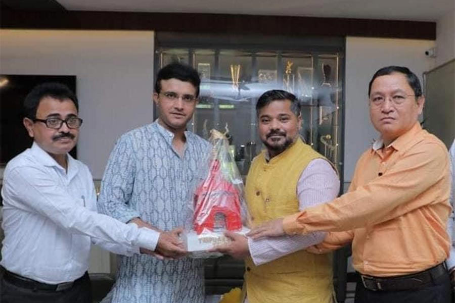 এখন কথা হল, এই সম্মতি কি আসলে ‘বার্তা’? যে বার্তার নিহিত অর্থ হল তাঁকে আবার ক্রিকেট প্রশাসনে জায়গা করে দেওয়া হোক?