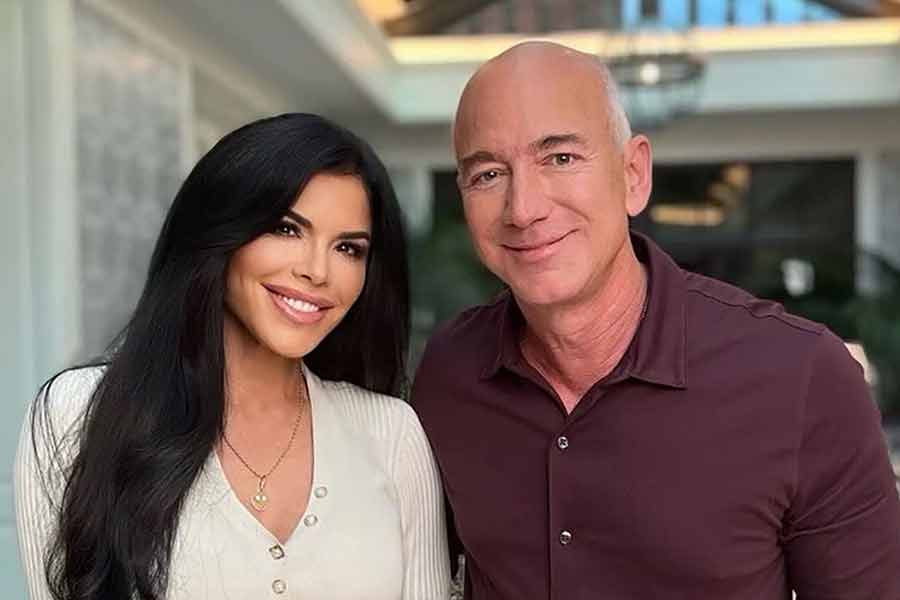 Image of Jeff Bezos and Lauren Sanchez