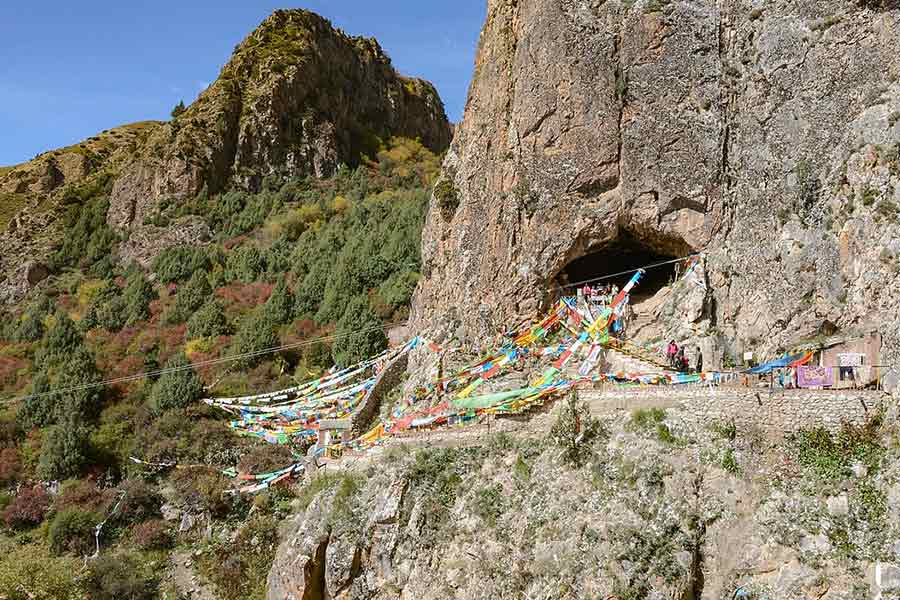 চিন-তিব্বত সীমান্তে বাইয়ান-কারা-উলা পর্বতের পাদদেশে দাঁড়িয়ে ছিল বেশ কয়েকটি গুহা। সেই গুহার মধ্যে ছিল অসংখ্য কক্ষ। প্রতিটি কক্ষে ছিল একটি করে সমাধি। চিনা অধ্যাপক চি পু তেই এই সমাধিগুলির খোঁজ পেয়েছিলেন। সার সার দিয়ে শোওয়ানো ছিল সে সব সমাধি।